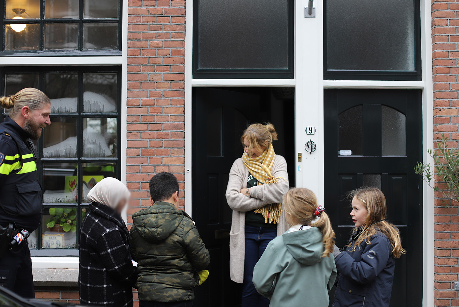 Deelnemers Kijk! samen met wijkagent Sebastiaan in gesprek met bewoners uit de Dichterswijk over samenleven_9741lr
